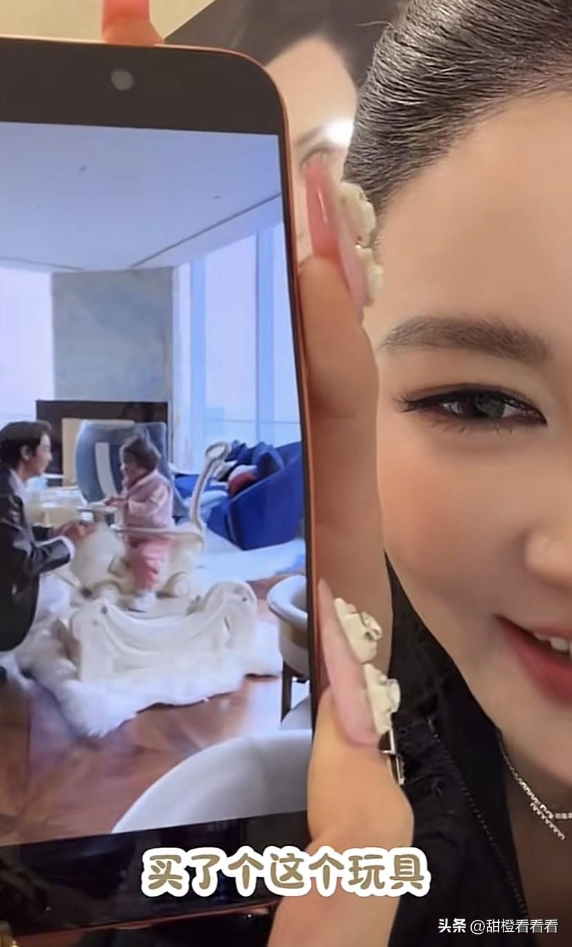 盈公主直播让粉丝看纳迪尔根凯莉玩的视频，纳迪尔真的很会跟小孩玩，凯莉也愿意跟纳迪