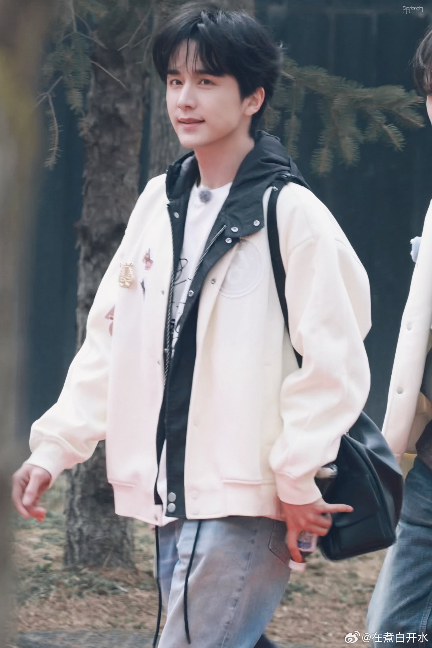 张新成钟辰乐同穿一件卫衣被路透可爱到了，张新成钟辰乐同穿一件卫衣玩游戏，元气又认