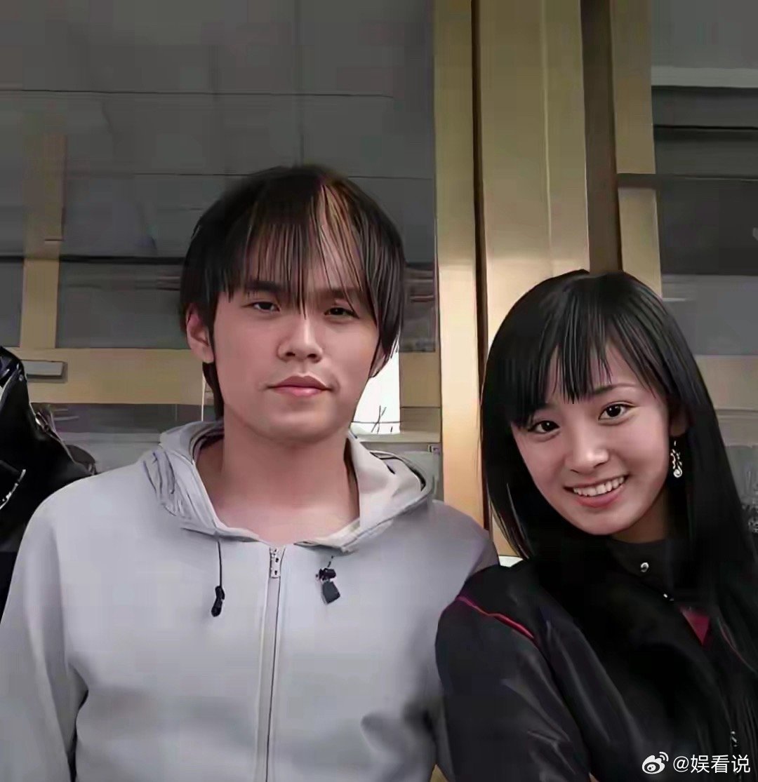 年轻的周杰伦和杨幂合照，那时候的周杰伦就已经开始脱发，难怪这些年要带厚厚的假发片