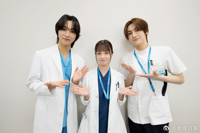 海外影视速递 桥本环奈主演的富士台月九剧《不良医生》确认ROIROM出演。该剧讲