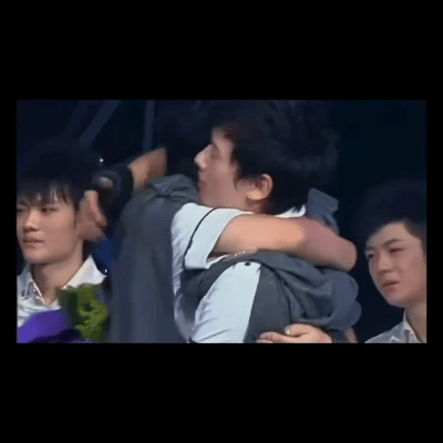 魏晨躲在张杰背后笑时隔多年魏晨张杰又同台了，梦回当年0713 ！！你们在人声鼎沸