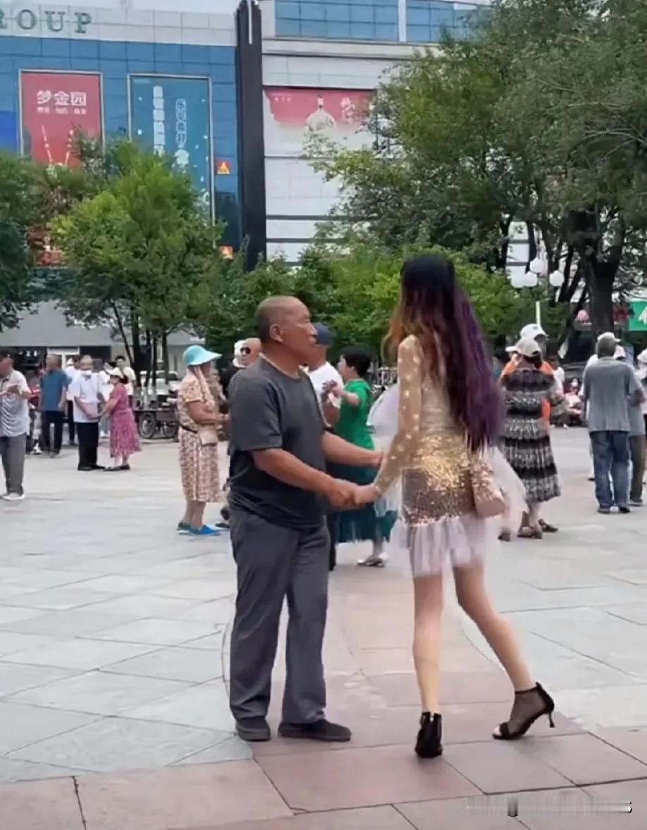 这大妈她是怎么做到光老一张脸的，那张脸看着岁月留下的痕迹，但这身形还真是挺好的。