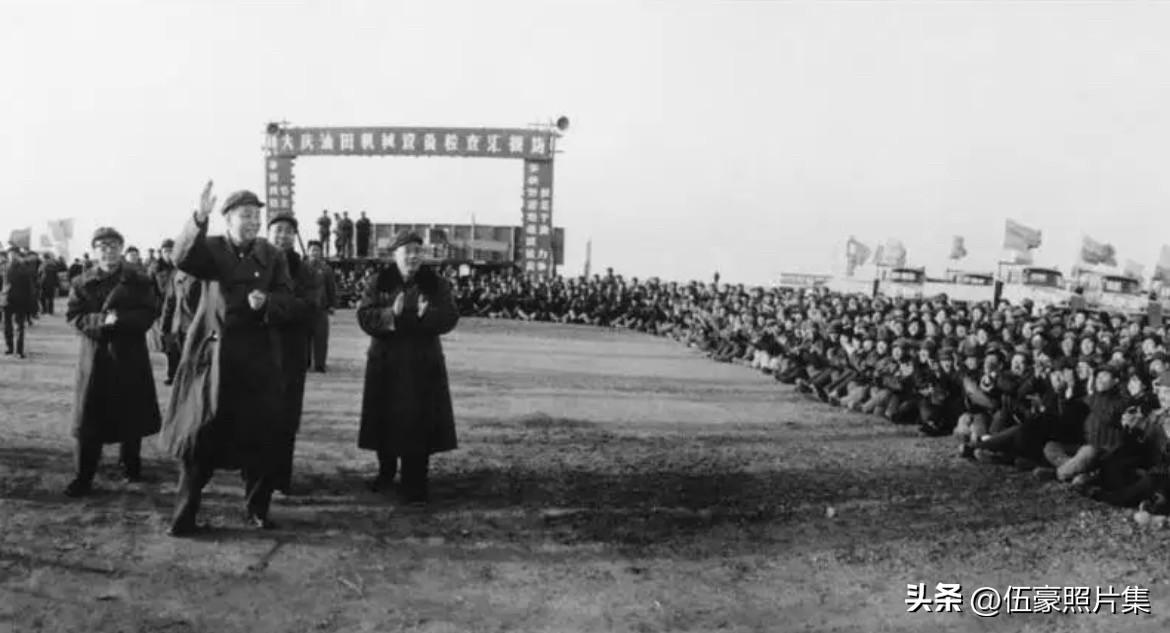 1977年4月19日，华国锋来到大庆油田机械设备检查汇报现场时，受到参加操作表演
