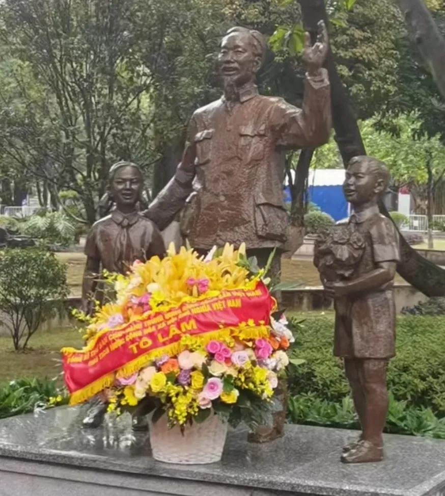 越南主席苏林和夫人访问广西大学瞻仰《胡志明和孩子们》雕像。