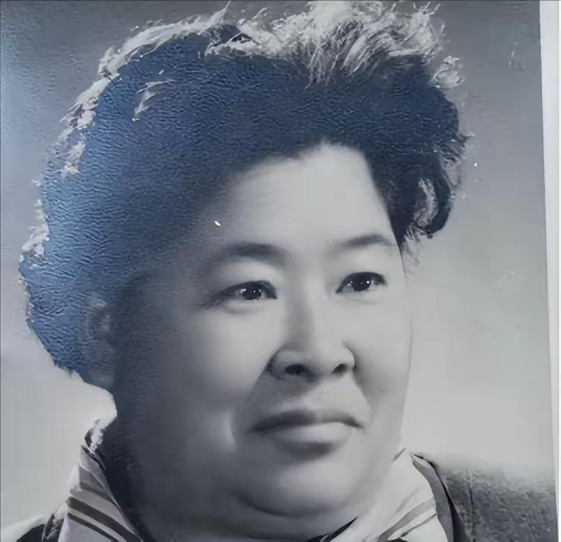 1935年，土匪黑七提出要与红军单挑，何子友去迎战，她对黑七说：“比武如果我赢了