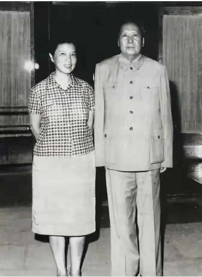 毛主席夸她天生丽质，周总理说她无可替代，彭老总叹她人才难得，三人伟人对她评价如此