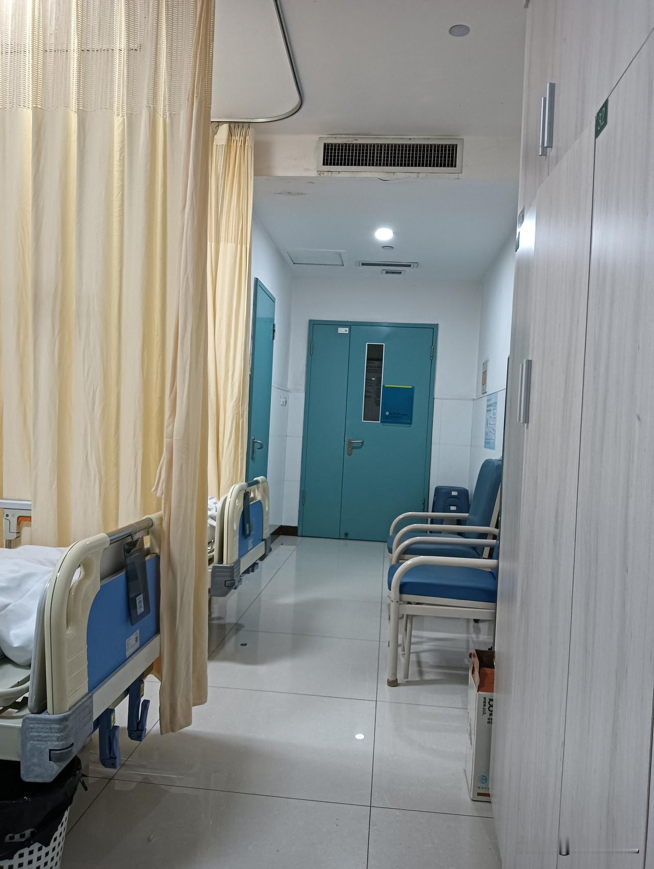 医院病房空荡荡、冷冷清清的场景，总让人心里发慌。就像良渚芯云影视基地里那空荡荡的