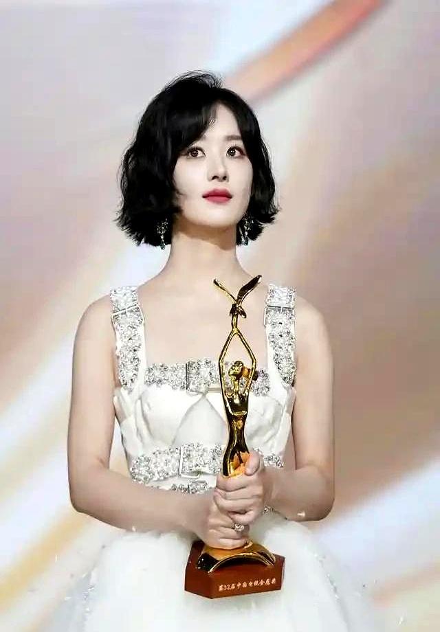 别再傻傻分不清了，赵丽颖和杨幂的“双料”，根本不是一回事。
 
赵丽颖手里攥着的