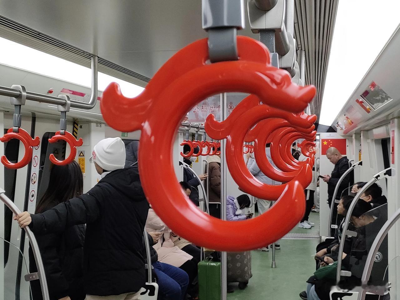 这里是内蒙古，龙的故乡，到处都是“龙”，地铁把手、门把手、装饰物、指示牌，甚至面
