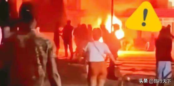 古巴彻底乱了，古巴中部城市莫隆发生严重抗议事件，抗议者冲入执政党办公室纵火焚烧，