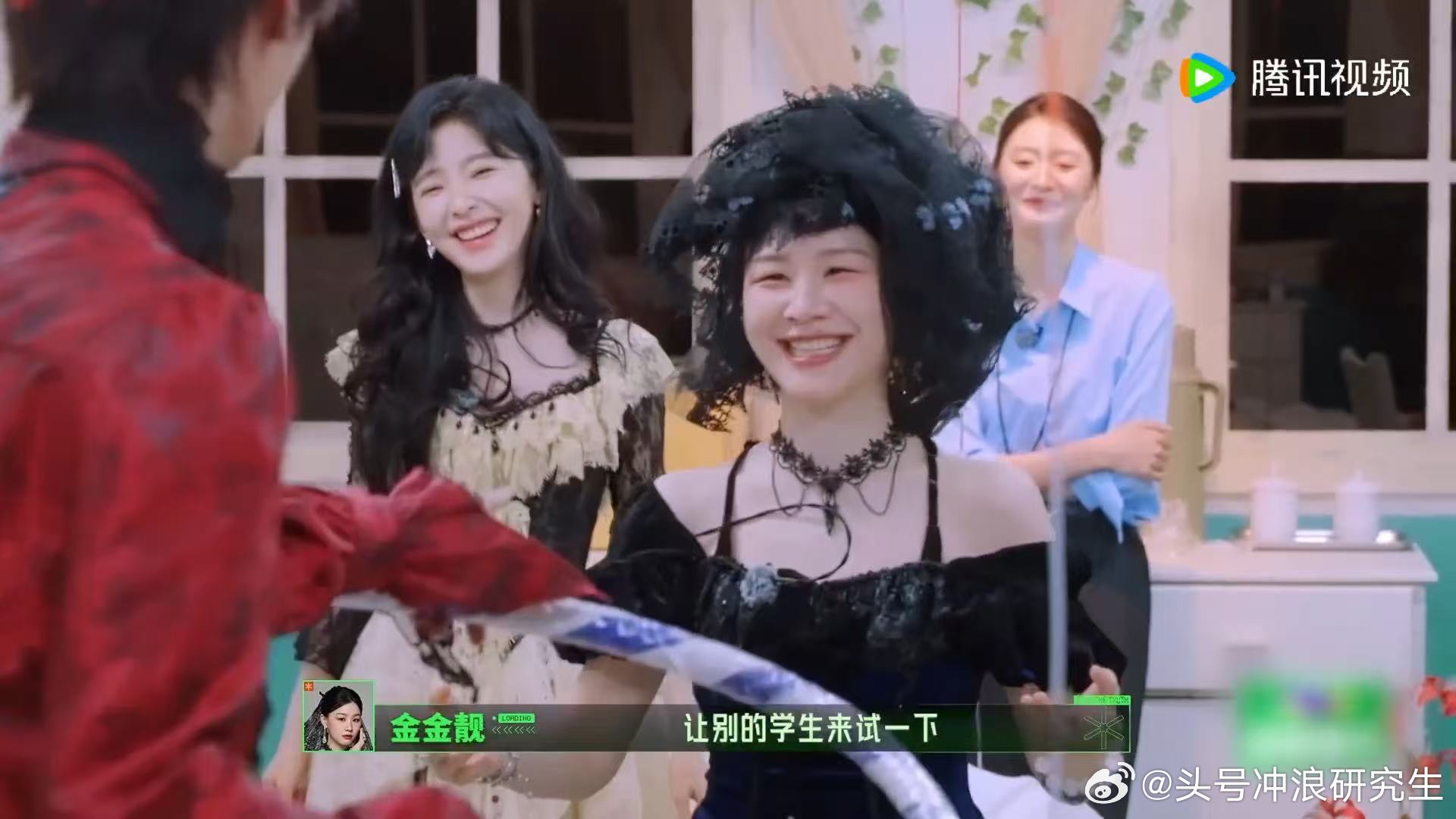 刘宇宁张凌赫丁程鑫笑着看金靖转呼啦圈章若楠被金靖可爱到了开始推理吧 嘉宾们的互动