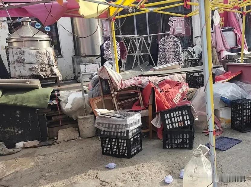 红旗街便民市场占道经营现象严重
让市民出行犯愁
    占道经营是城市治理中的老