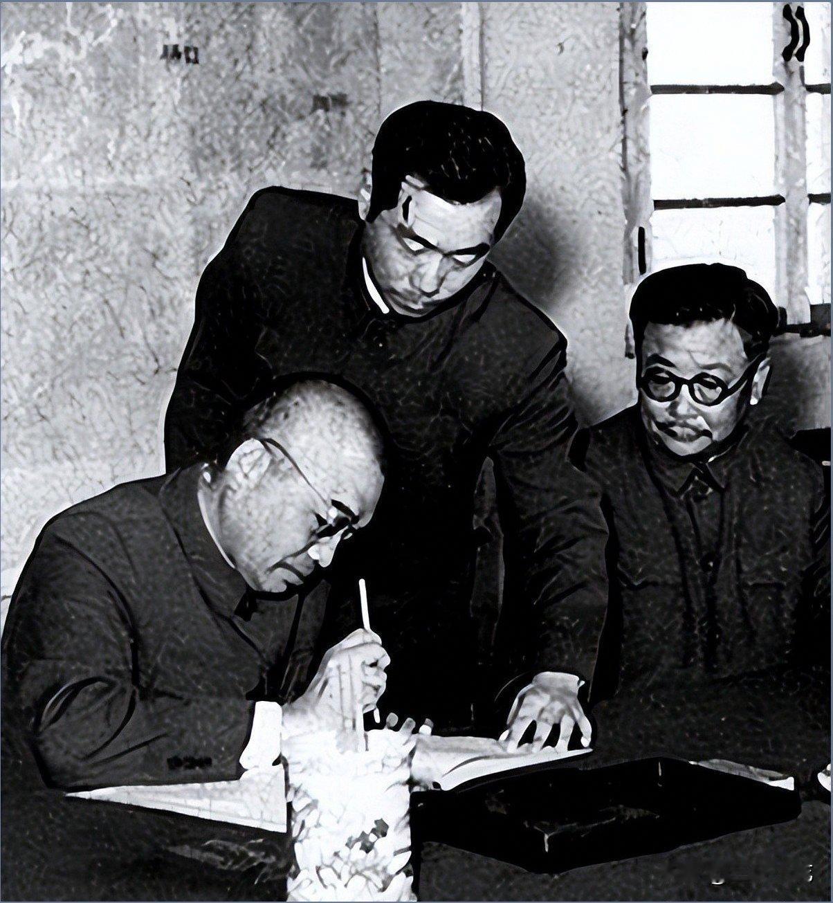 1955年，上将陈士榘养不活8口人，元帅彭德怀却压着全军工资方案，只因他害怕一件