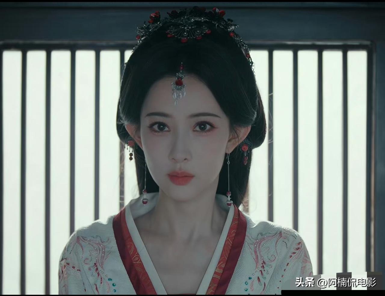 看完林玉芬镜头下的《莫离》，白鹿保留原生肌理，画面高级自然尽显古韵。反观《百花杀