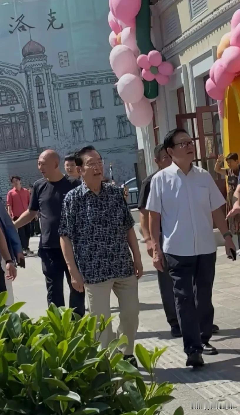 音乐界泰斗李双江老师现身哈尔滨中华巴洛克，86岁的他，仍然精神矍铄，步子轻快，黑