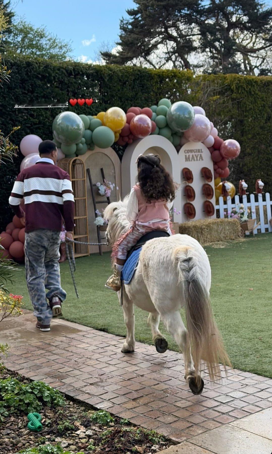 加布里埃尔陪女儿骑马枪手动态 加布里埃尔 阿森纳