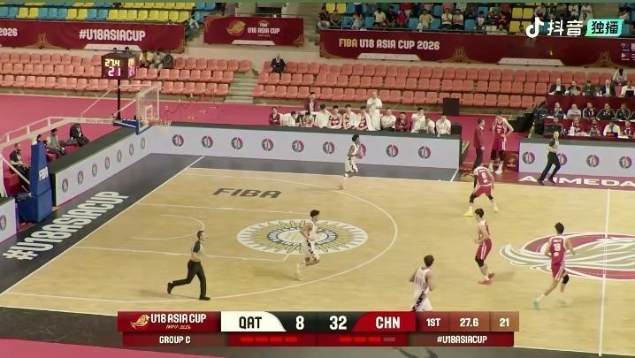 ∪18男篮亚洲杯中国队半场领先卡塔尔33分之多，两队不是一个档次。
中国队第一节
