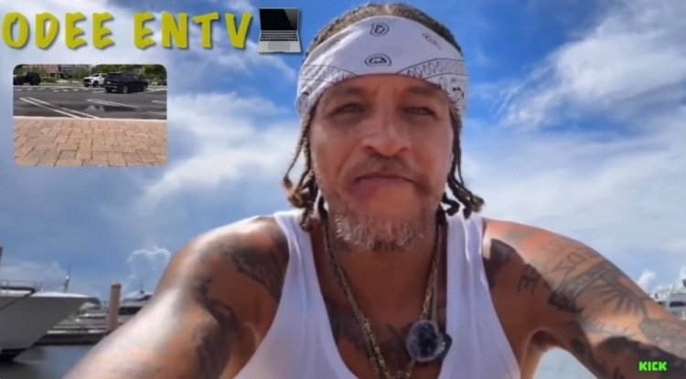 韦斯特谈詹姆斯球商超越常人的思维能力“在三人包夹下，跳出界外，在空中把球横跨全场