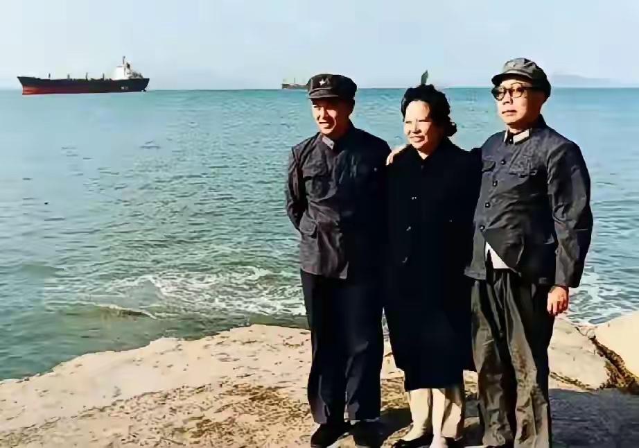 1983年，萧华夫妇专程赴驻地探望儿子，在礁石临海留影，海面可见军舰￼￼￼。
儿
