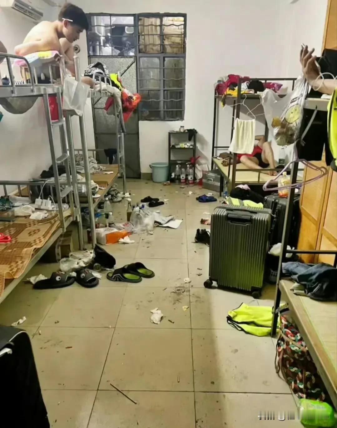 某些中专的现状！一定要孩子好好读书！
许多家长宁愿花大钱送孩子出去读私立高中，也