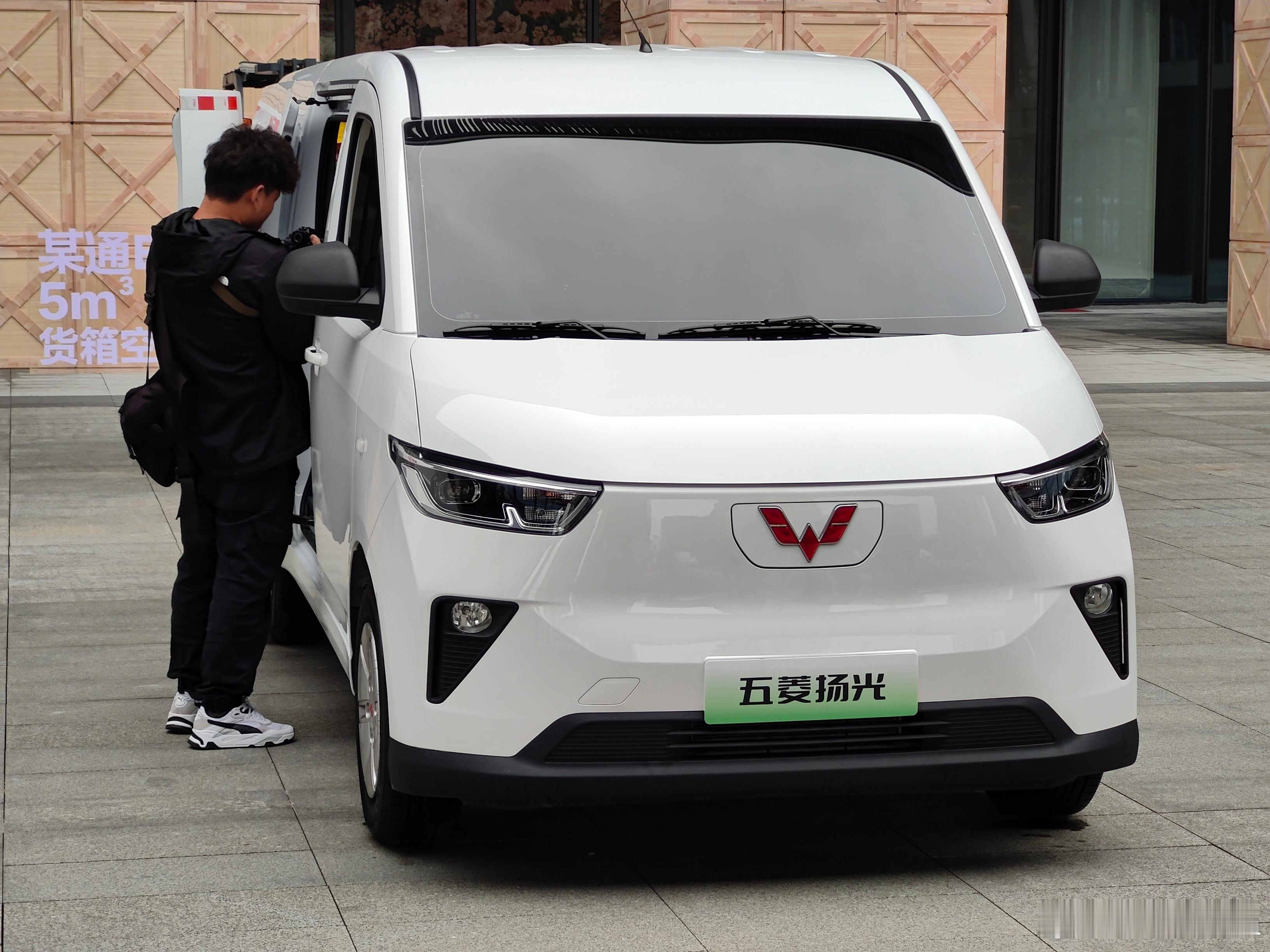 五菱扬光的装载能力华南轻型运兵车の武力展示[二哈][二哈][二哈]#大v聊车# 