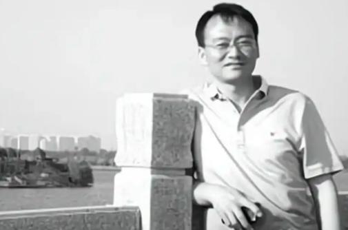 1995年，一名韩国女老板走进车间，她威胁120多名中国员工：“全部跪下，不跪的