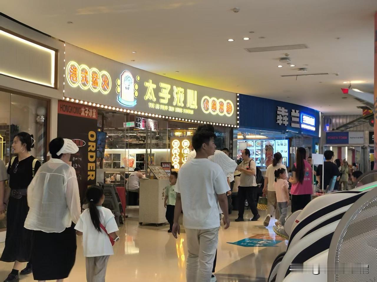 是因为挨着水上公园近的原因吗？鲁能城里总是特别热闹，吃喝玩购物一体，吃饭的餐馆真
