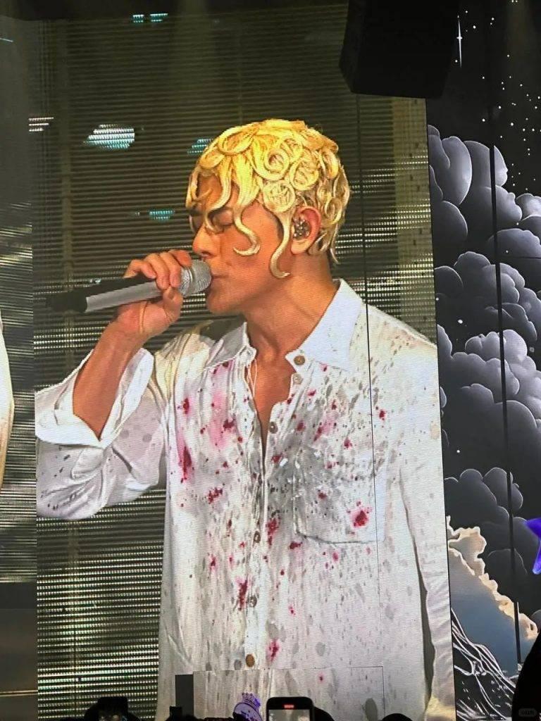 今晚方媛可能玩失眠了
因为她在坐月子期间，郭富城却在外面大摇大摆地表演。

说实