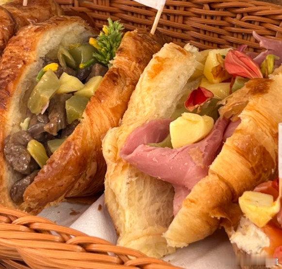 #在巴黎卖中国泡菜能暴富吗#巴黎人们可是有福分了，可以尝到我们中国泡菜的美味，相