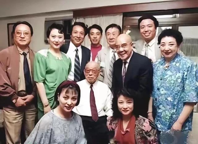 这张京剧名家大合影老照片，记录着往昔风华。除刘长瑜、袁世海、于魁智外，还有陈淑芳