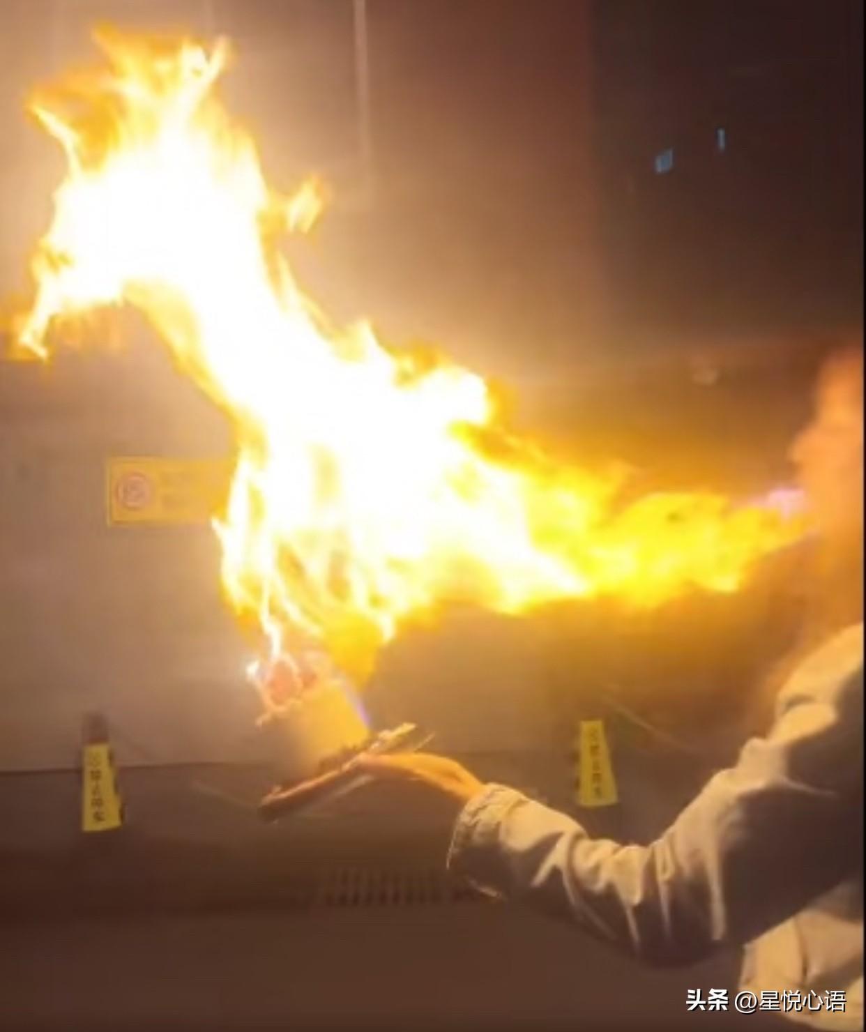 网红喷火蛋糕玩法太坑了！千万别跟风

演员王添羽模仿网红喷火蛋糕，被96度酒精火