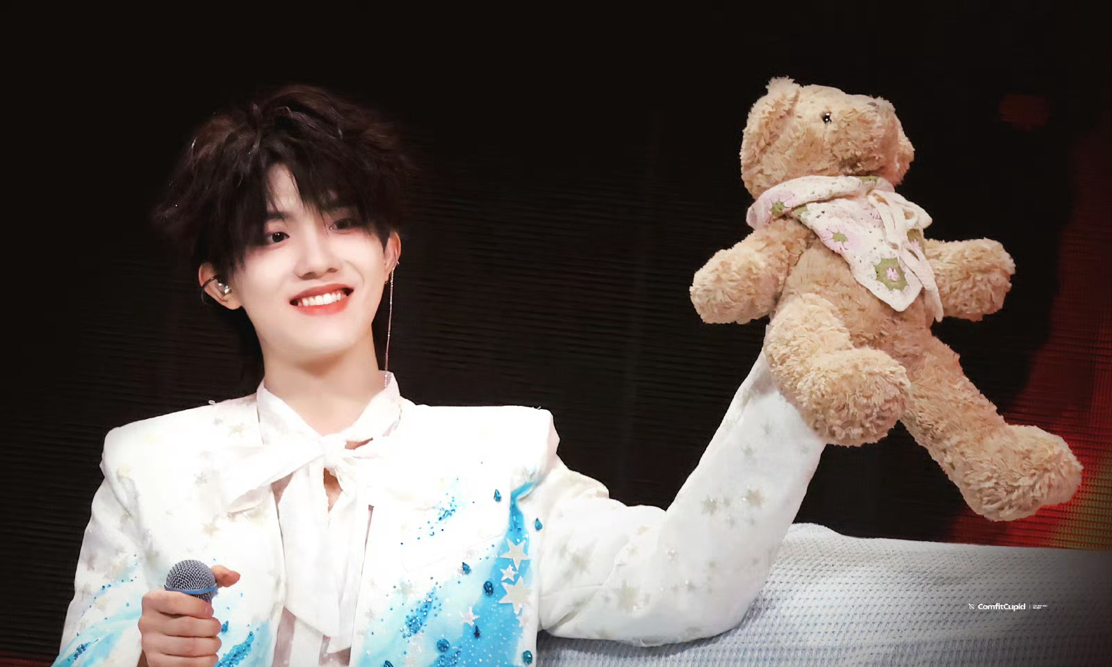 苏新皓空降互动  突如其来的空降互动，治愈了所有疲惫，苏新皓快要见面啦，满心都是