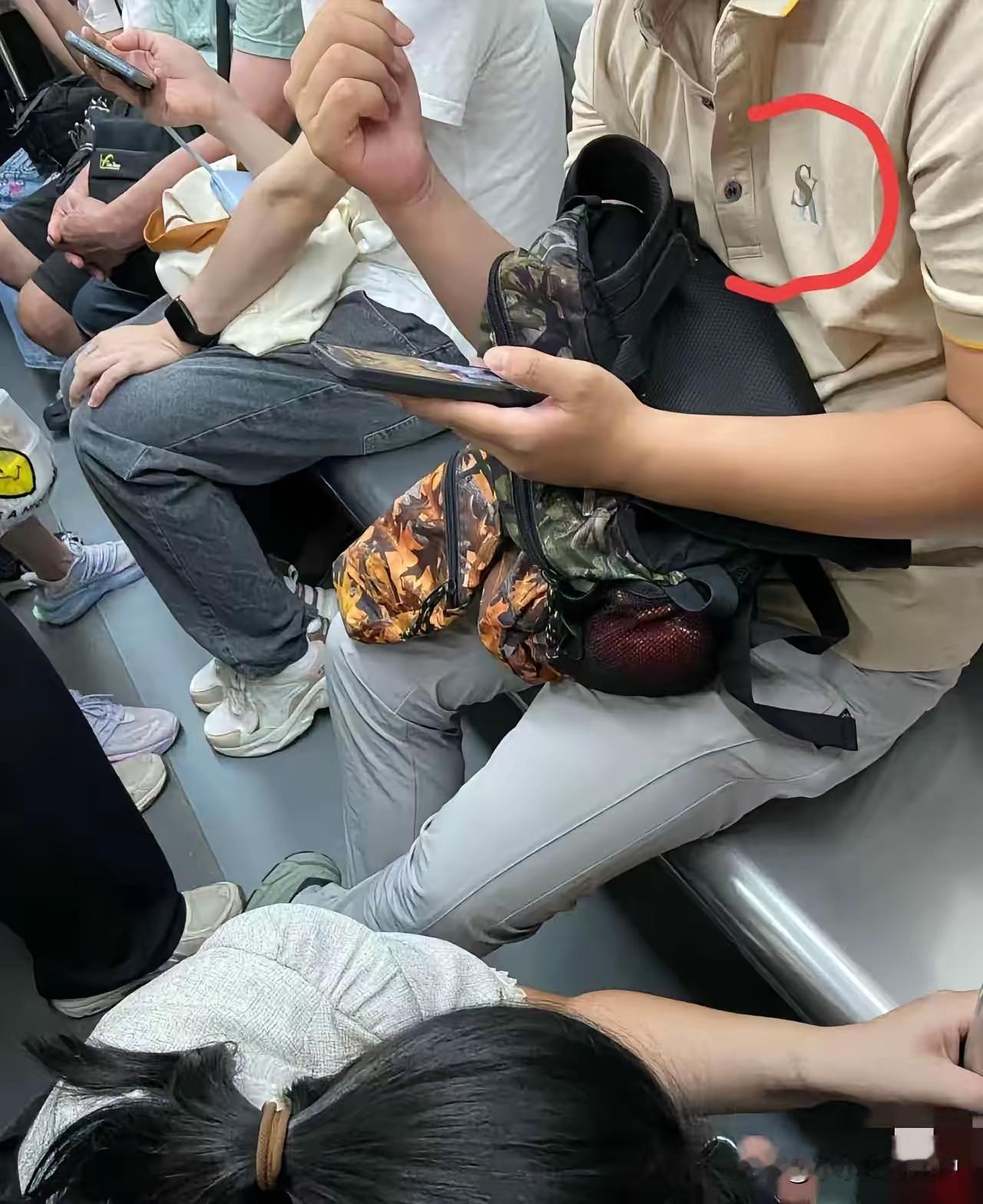 24号傍晚六点，北京地铁十号线车厢里，一个穿褪色牛仔裤的中年男人低着头刷手机，没