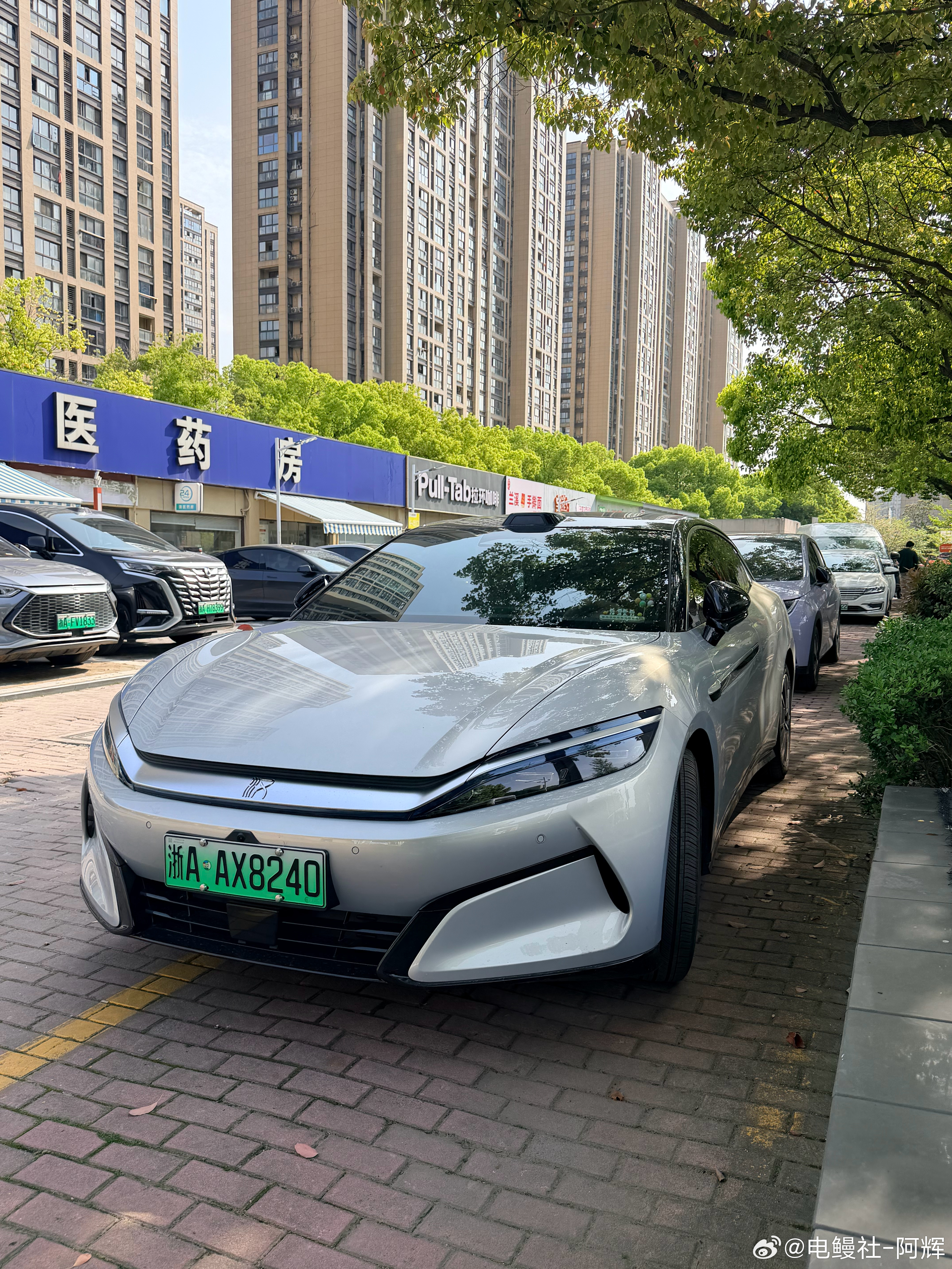 每次看还是好帅好心动，只能说在当时给了兆瓦闪充的溢价，然后和颜值相当的汉Ev，有