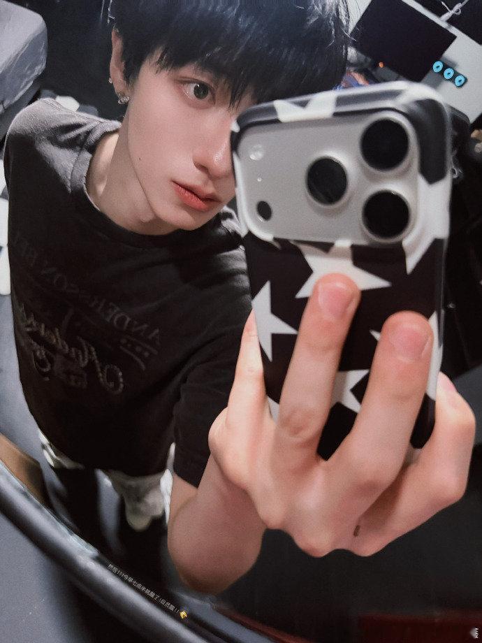 朱志鑫鱼眼镜自拍朱志鑫鱼眼镜对镜拍 好可爱呀朱志鑫