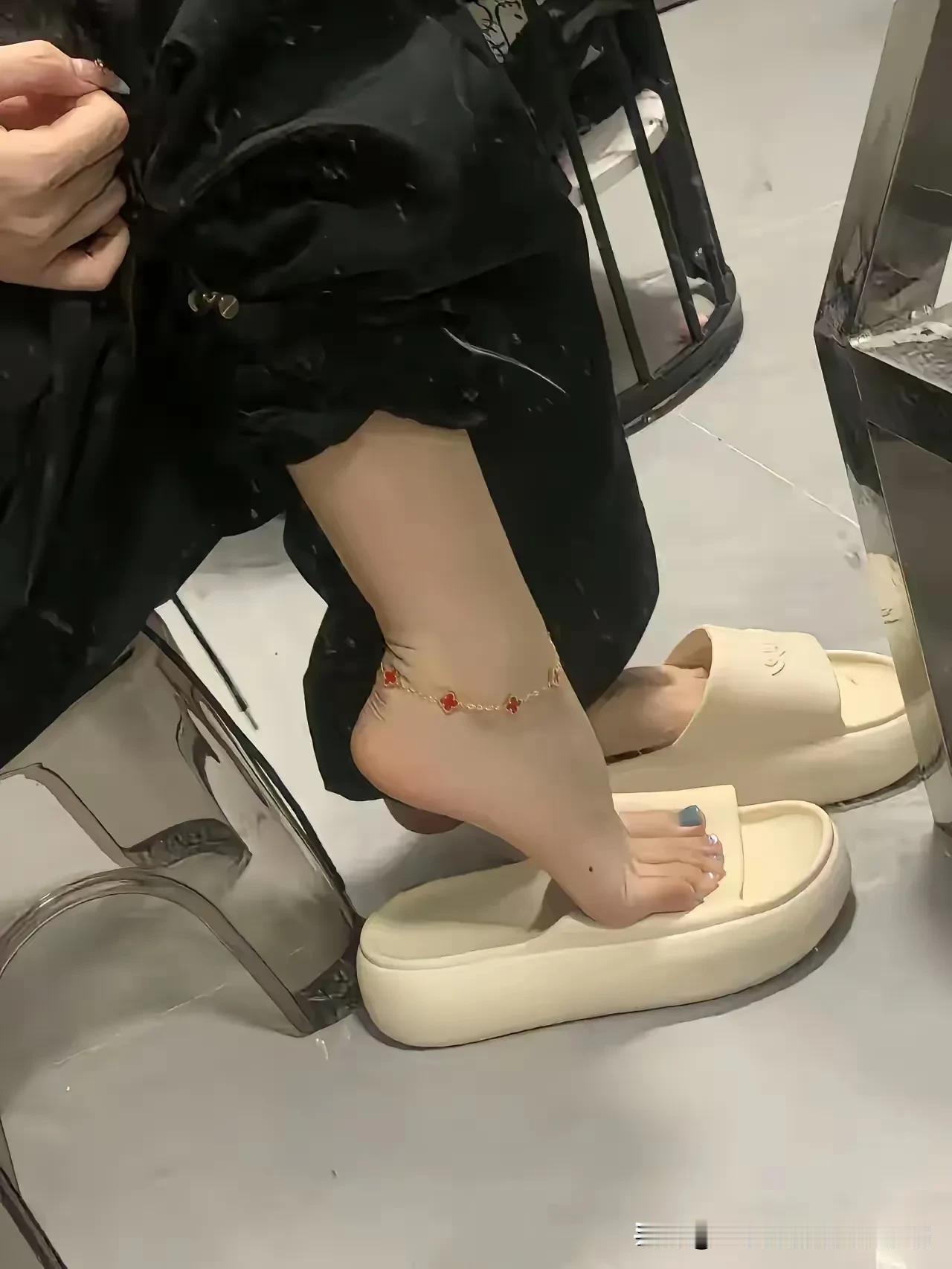 这个脚链很好看 很好看啊性感脚链 
丝袜脚