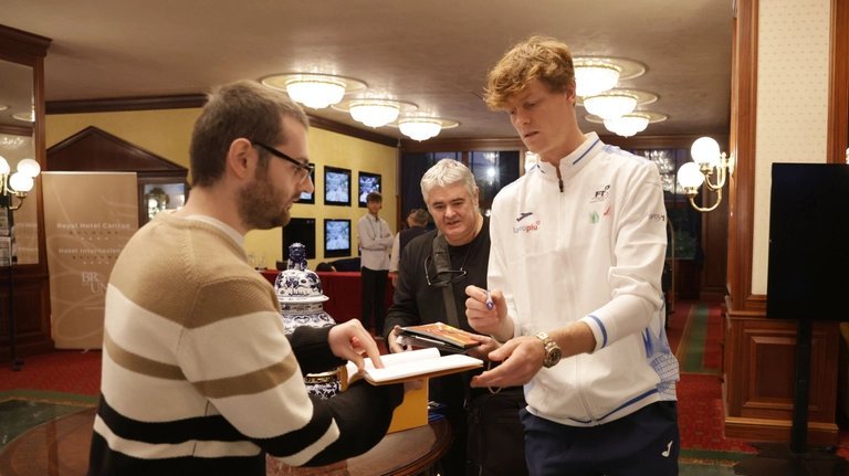 刚刚赢得美网冠军的辛纳，虽然没有入选意大利队的戴维斯杯大名单，但他还是来到了博洛