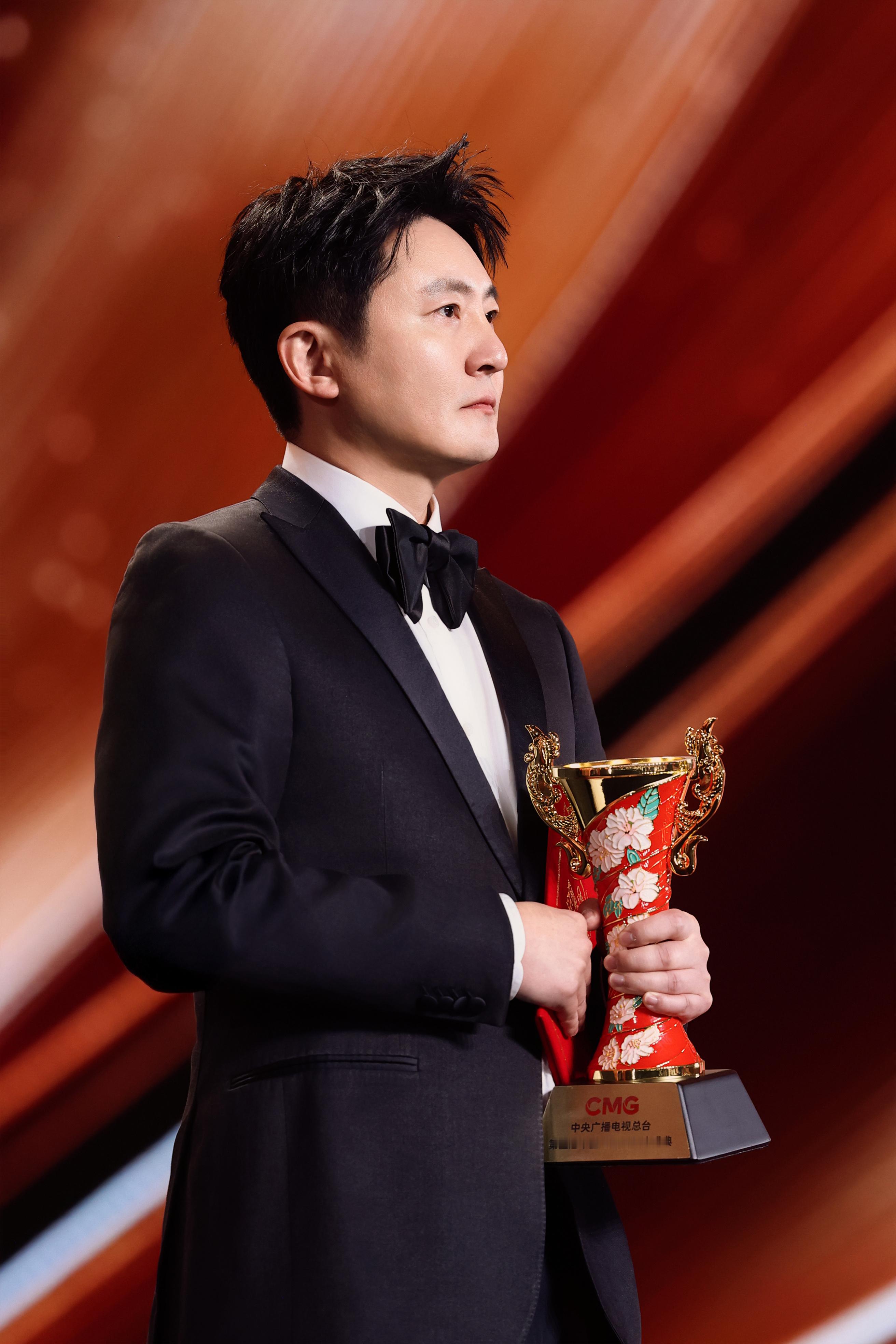 郭京飞获年度男演员郭京飞中国电视剧年度盛典年度男演员 恭喜郭京飞！四部作品串联起