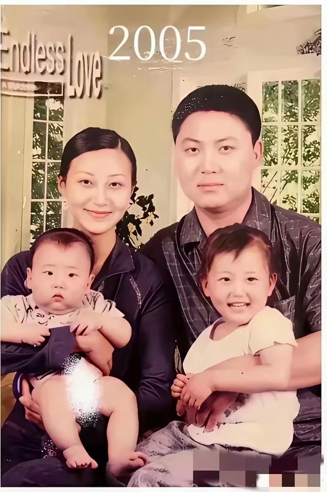 同样的四个人，时隔二十年。不得不说，儿女都遗传了父母的好基因。[赞]