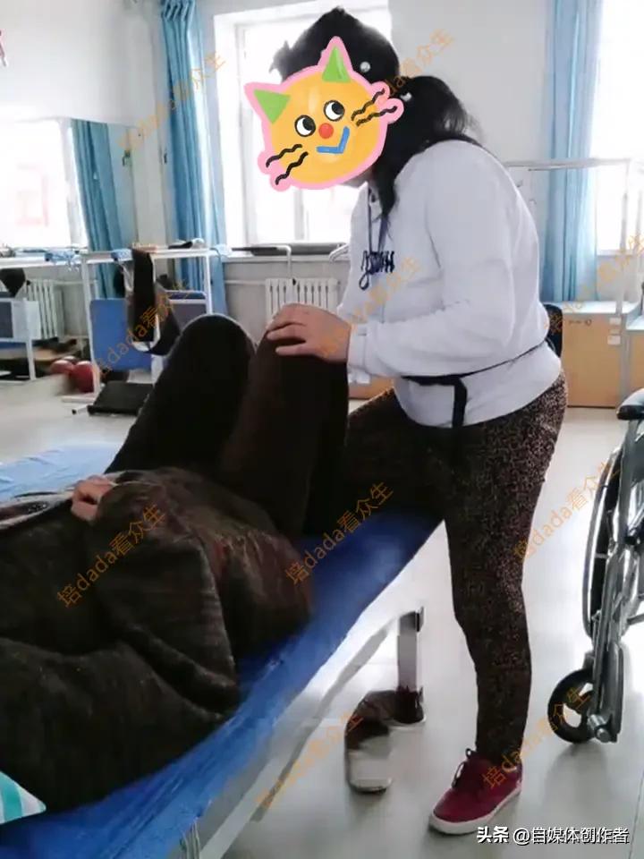 河南郑州，一场意外带走了丈夫，妻子却因不知手机密码，对着满是丈夫影像的手机束手无