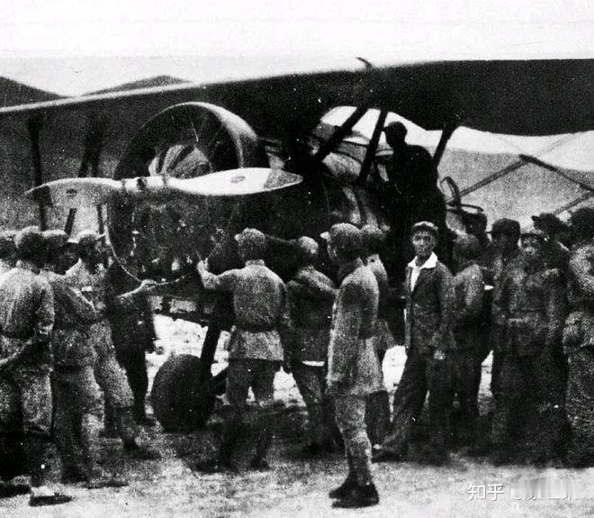 1932年4月，红军东路军取得漳州战役的胜利，缴获了两架飞机。

东路军总指挥林