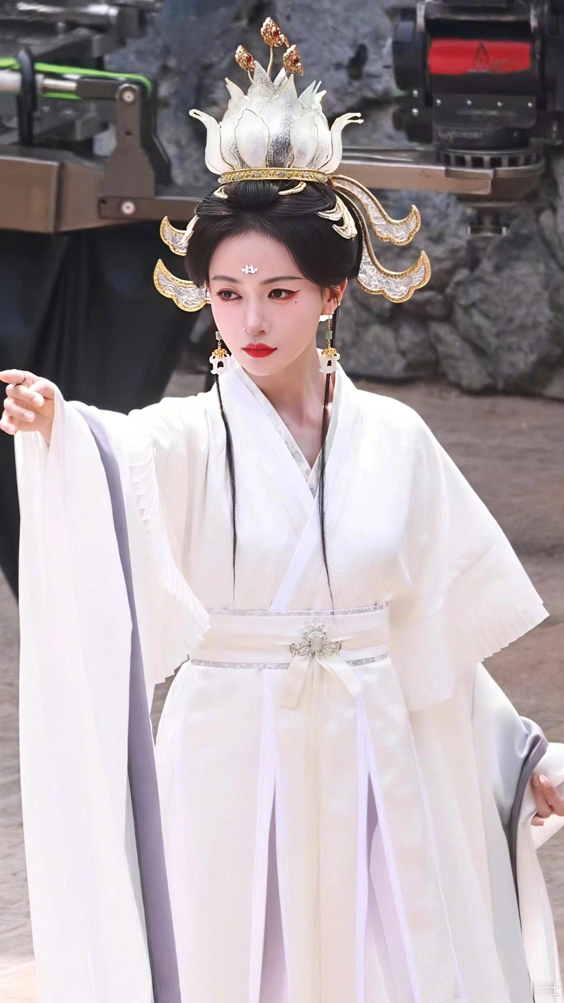 吴谨言新剧《凤不栖》白衣拍摄路透，魏姐产后复出状态挺好！不是以前暴瘦的脸，胖点上