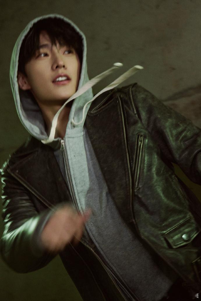 杨洋黑色皮衣梦回张起灵 好家伙，杨洋黑色皮衣造型一亮相直接封神，清冷禁欲的气场瞬