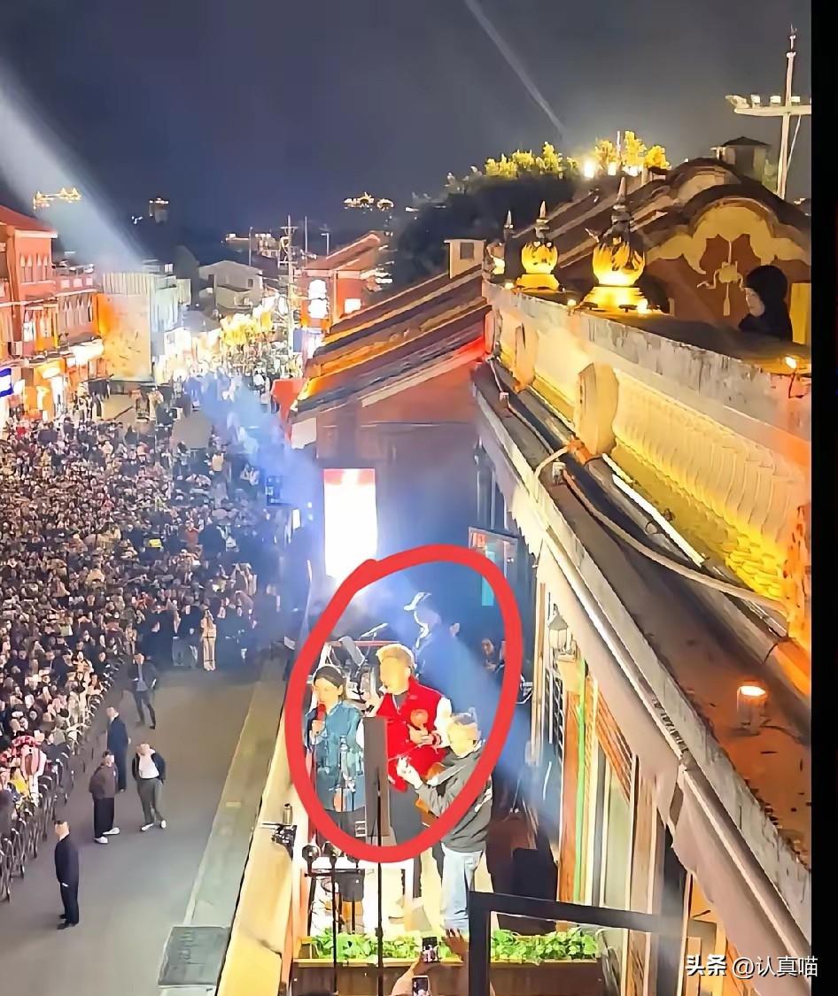 任贤齐这回真把网友整不会了！别人演唱会拼排场抢门票，他直接空降泉州西街天台，免费