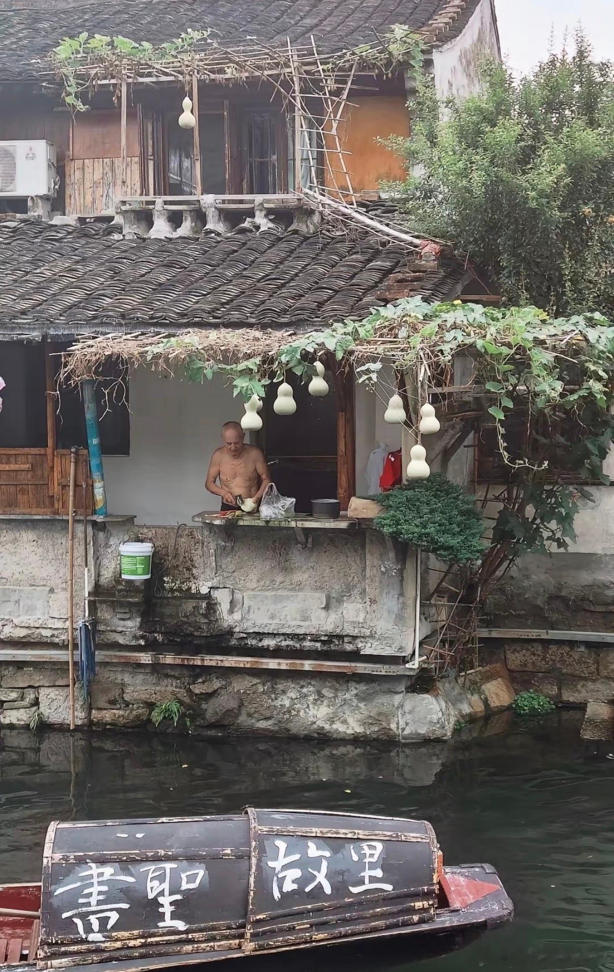 浙江绍兴葫芦娃爷爷是个有福气的人他今年75岁了，腿脚利索，能吃能睡，老伴身体也健