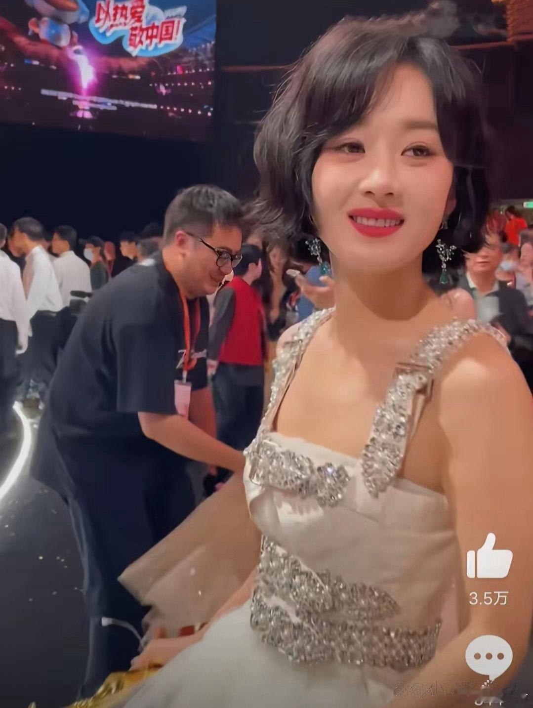 赵丽颖再获金鹰奖，但看起来有些疲惫，可能是没休息好 