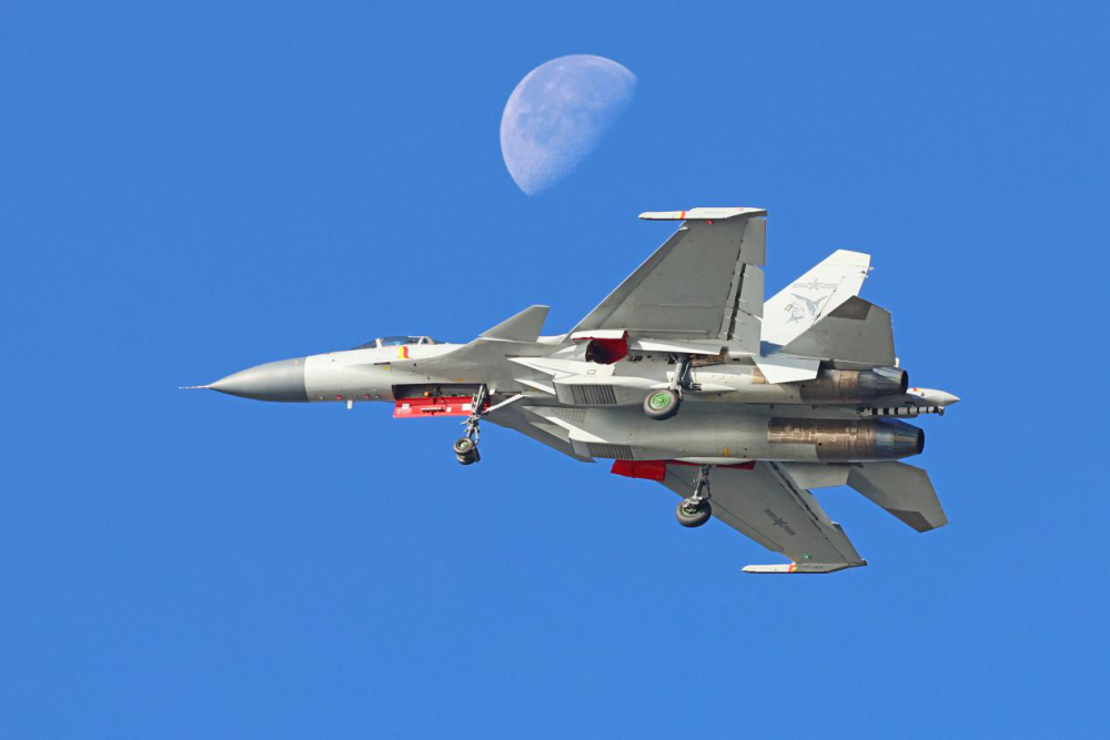 海航大歼-15飞鲨凌月 / 伙伴加油吊舱、训练等不怕，没有奶妈还有奶爸烽火问鼎计