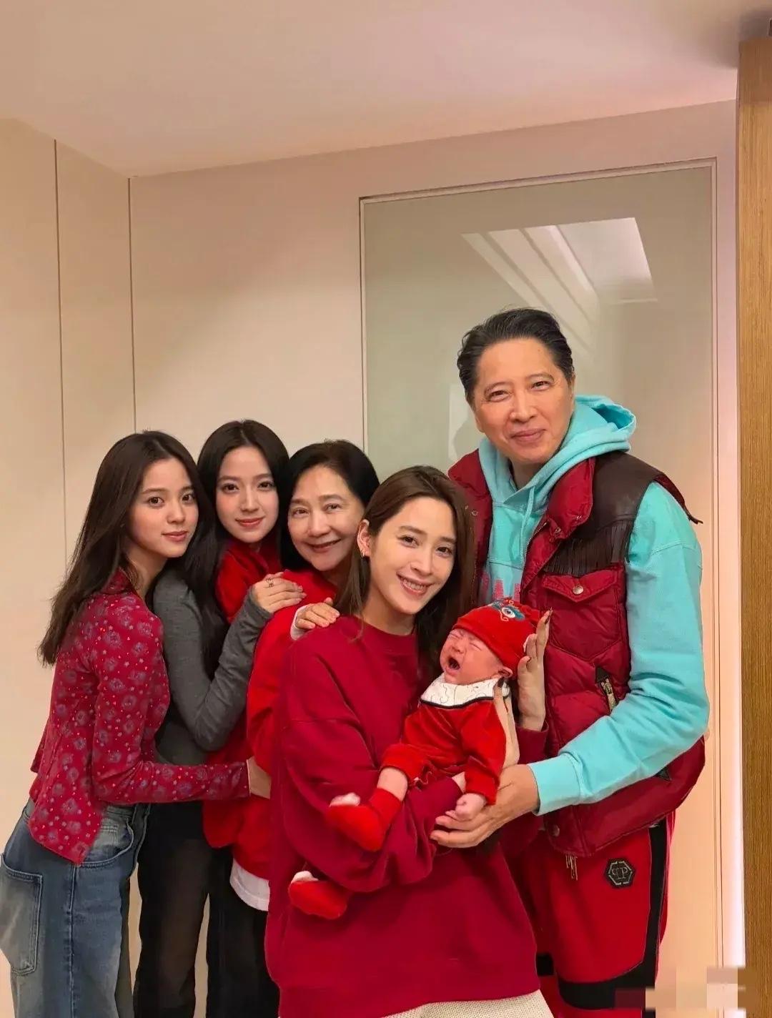 欧阳娜娜的家人都是好美，一家人其乐融融
