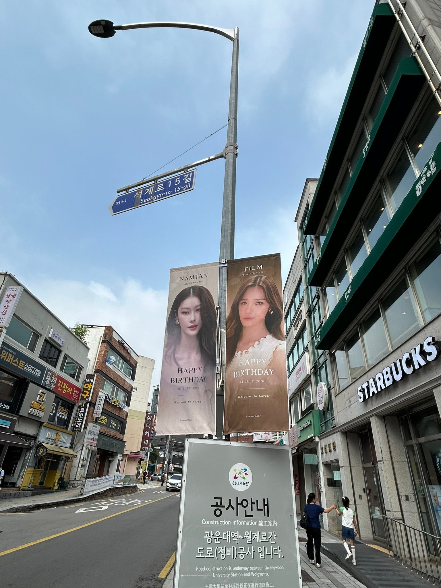 "因为从车站到会场一路都有NamtanFilm 广告指路，所以不用担心会迷路"谢