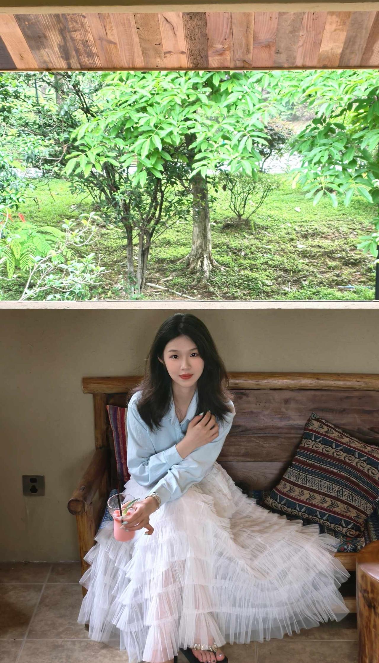闯入森林书房的轻盈穿搭
广州的"秋天"还在穿白纱裙🫠
蓝衬衫+冰粉饮料+薄荷绿
